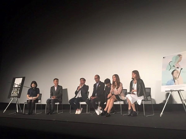ผู้กำกับ นักแสดง ล่ามและพิธีกรของงาน TIFF 2015 บนเวทีในช่วง Q&A หลังการฉายจบ